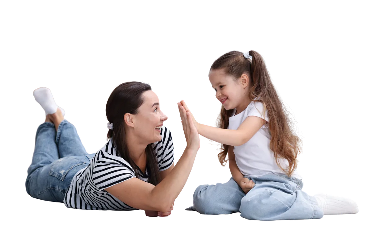 家長與孩子微笑擊掌